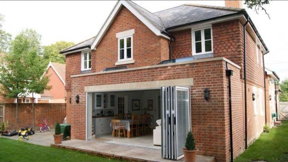 Red brick house with single storey extension β Green's Brickwork, Hampshire